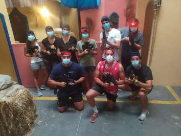 Láser tag jugadores con mascarilla
